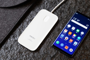 Smartphone không nút bấm, không cổng kết nối đầu tiên trên thế giới sẽ có giá 1.300USD