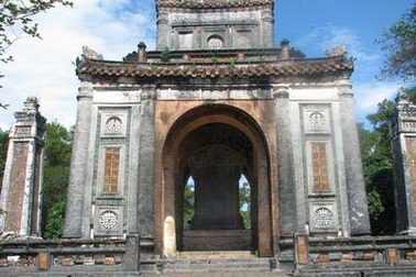 Đào tạo kỹ thuật bảo tồn, trùng tu tại nhà bia lăng vua Tự Đức 