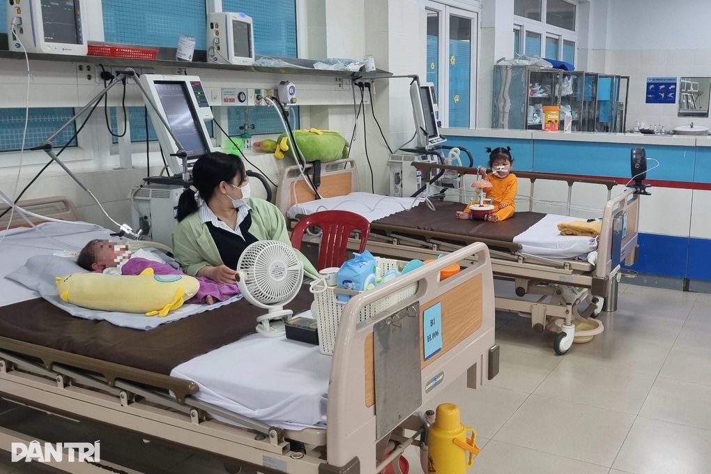 Mẹ bỏ đi, bé gái lớn lên trên giường bệnh của phòng chăm sóc đặc biệt - 2