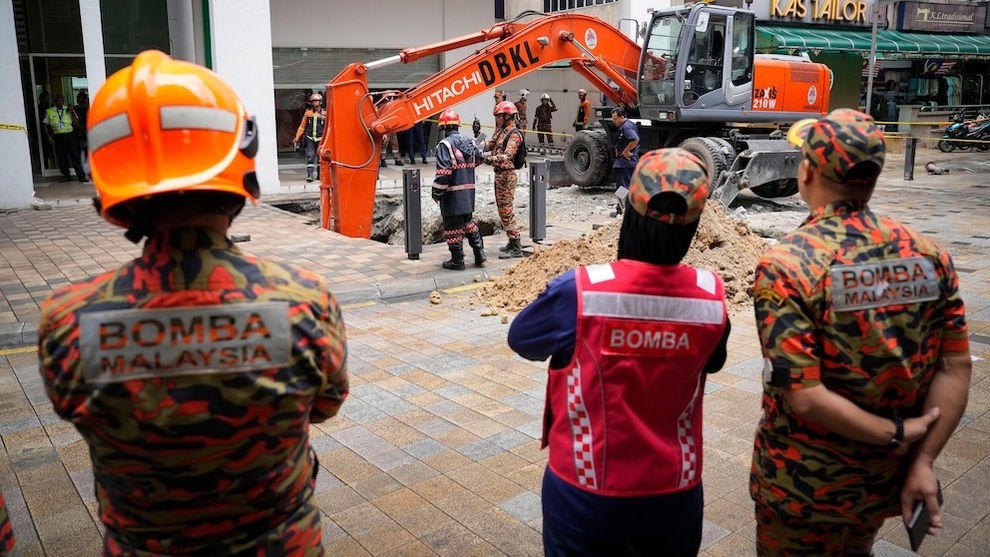 Hố tử thần sâu 8m nuốt chửng nguời phụ nữ đi bộ ở vỉa hè: Chưa rõ sống chết - 2 Hố tử thần sâu 8m nuốt chửng nguời phụ nữ đi bộ ở vỉa hè: Chưa rõ sống chết - 2