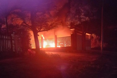 Xế hộp hạng sang và xe máy bùng cháy trong đêm