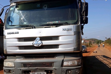 Điều tra nhóm người đi xe ô tô, nổ súng bắn tài xế xe tải