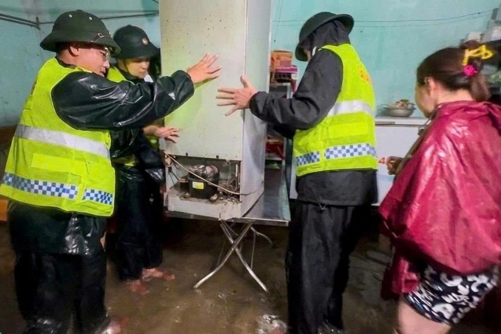 Bộ đội Biên phòng Hải Phòng xuyên đêm hỗ trợ dân chống bão số 4 - 2