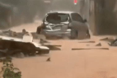 Mưa lũ phức tạp tại Hà Tĩnh, nước ngập mênh mông, tường đổ đè ô tô