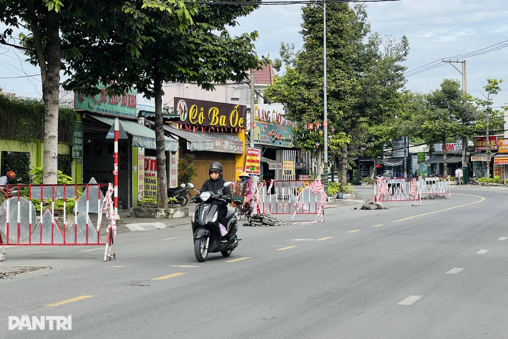 Làm hố ga nhô cao chờ nâng đường, nhiều người bị té ngã ở TPHCM - 3