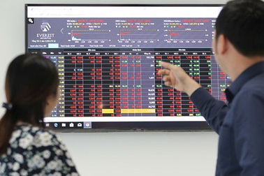 Bản tin trưa 7/6: Cổ phiếu "đỏ" hàng loạt, VN-Index giảm gần 17 điểm