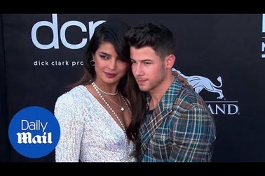 Nick Jonas & Priyanka Chopra đẹp đôi trên thảm đỏ
