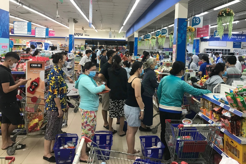 TPHCM: Sau lệnh giãn cách xã hội, siêu thị đông nghẹt, cạn hàng - 1 TPHCM: Sau lệnh giãn cách xã hội, siêu thị đông nghẹt, cạn hàng - 1