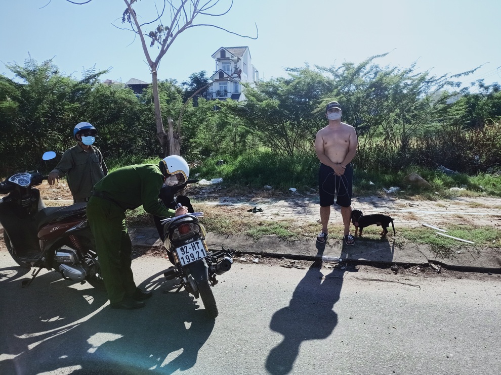 Dắt chó đi dạo, người đàn ông bị đề nghị phạt 7,5 triệu đồng - 1 Dắt chó đi dạo, người đàn ông bị đề nghị phạt 7,5 triệu đồng - 1