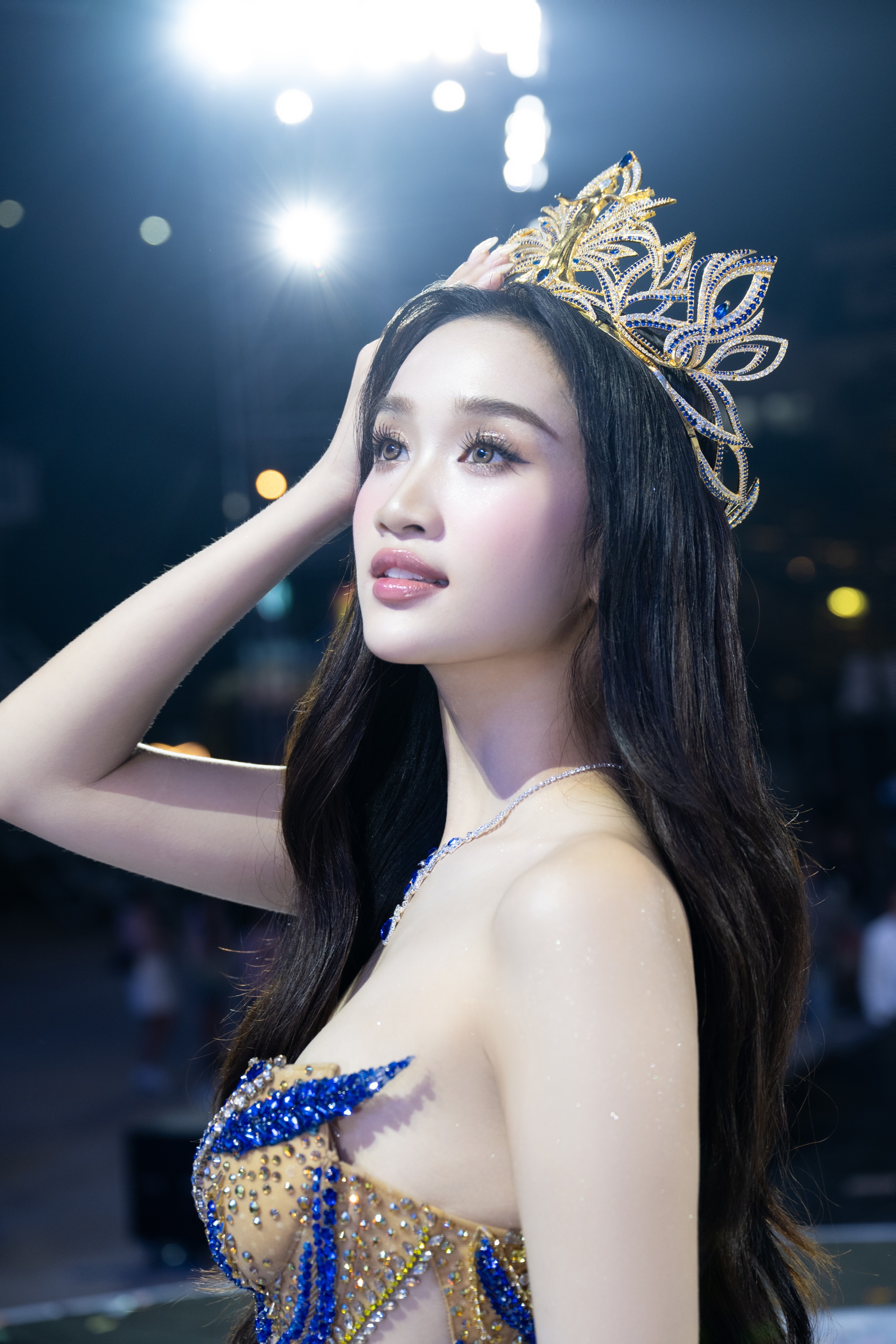 Hoa hậu Dương Trà Giang đổi phong cách gợi cảm hơn sau khi hết nhiệm kỳ - 9