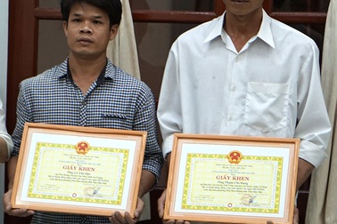 Khen thưởng 2 thợ hồ dũng cảm cứu người trong lũ