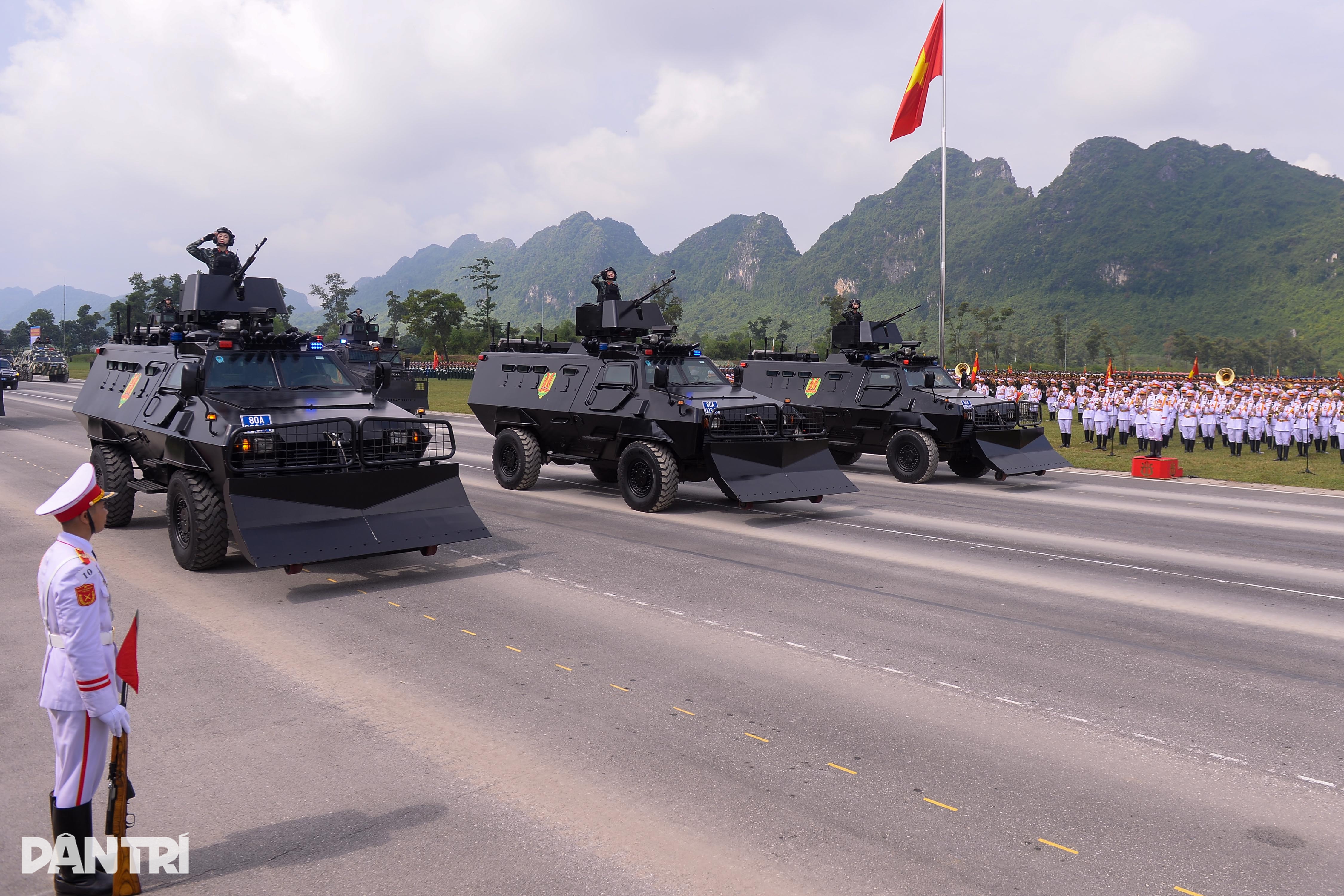 Chiêm ngưỡng dàn xe bọc thép, xe chống bạo loạn Bộ Công an diễu binh - 6 Chiêm ngưỡng dàn xe bọc thép, xe chống bạo loạn Bộ Công an diễu binh - 6