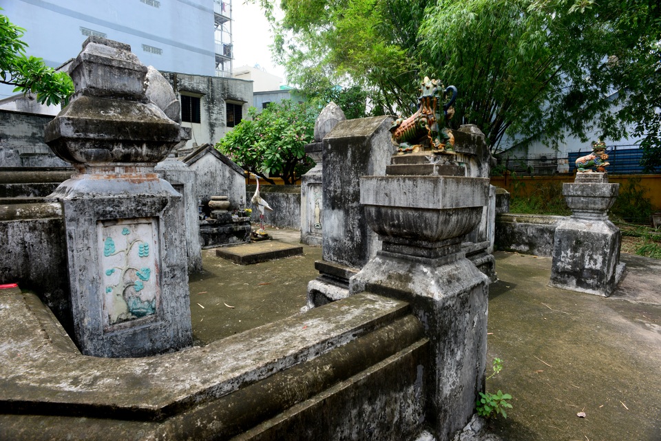 Mộ cổ bị bôi bẩn.jpg Mộ cổ bị bôi bẩn.jpg