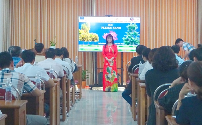 TS Phùng Thị Kim Huệ thuyết trình về dự án Pleiku xanh