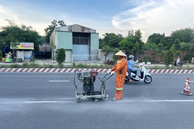 Thay biển báo, kẻ lại vạch trên tuyến đường “ô tô giành hết làn” ở TPHCM