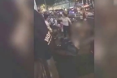 Video đã gây ra tranh luận gay gắt trên mạng xã hội Trung Quốc.