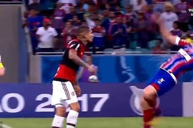 Ăn vạ như bị “điện giật”, cầu thủ lĩnh kết cục cay đắng