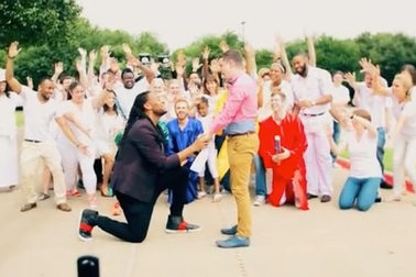 Màn cầu hôn đầy ấn tượng của cặp đôi đồng tính