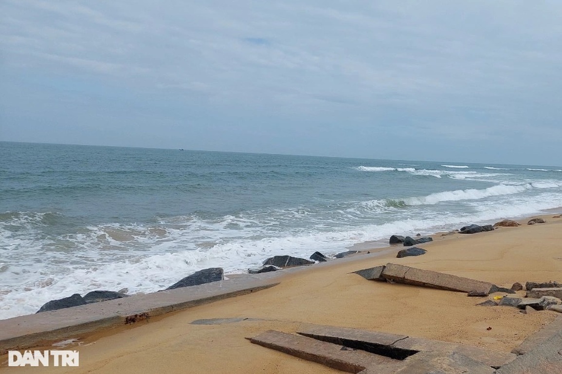Hai tàu hàng va chạm, 9 người được cứu sống, 1 người mất tích - 1 Hai tàu hàng va chạm, 9 người được cứu sống, 1 người mất tích - 1