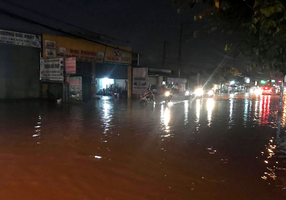 Mưa lớn kéo dài, người dân quay cuồng trong biển nước - 6 Mưa lớn kéo dài, người dân quay cuồng trong biển nước - 6