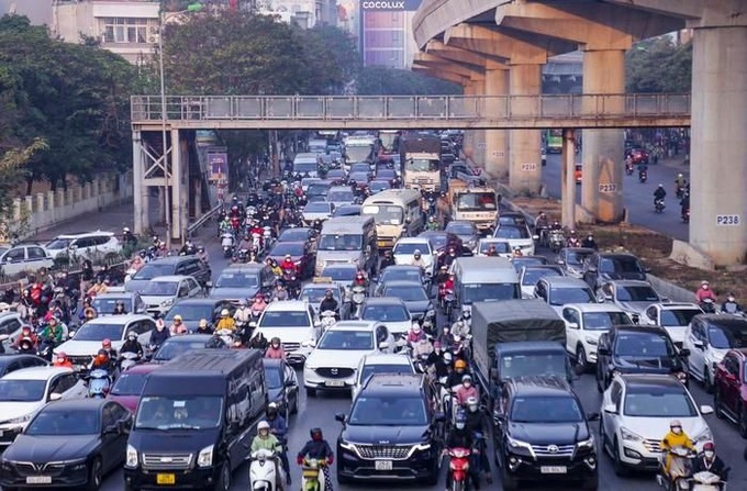 Ngay từ 7h sáng tại đường Hồ Tùng Mậu dẫn vào nội thành Hà Nội đông nghẹt người.