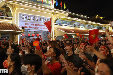 Du khách nước ngoài mừng chiến thắng của U23 Việt Nam tại chợ Bình Tây