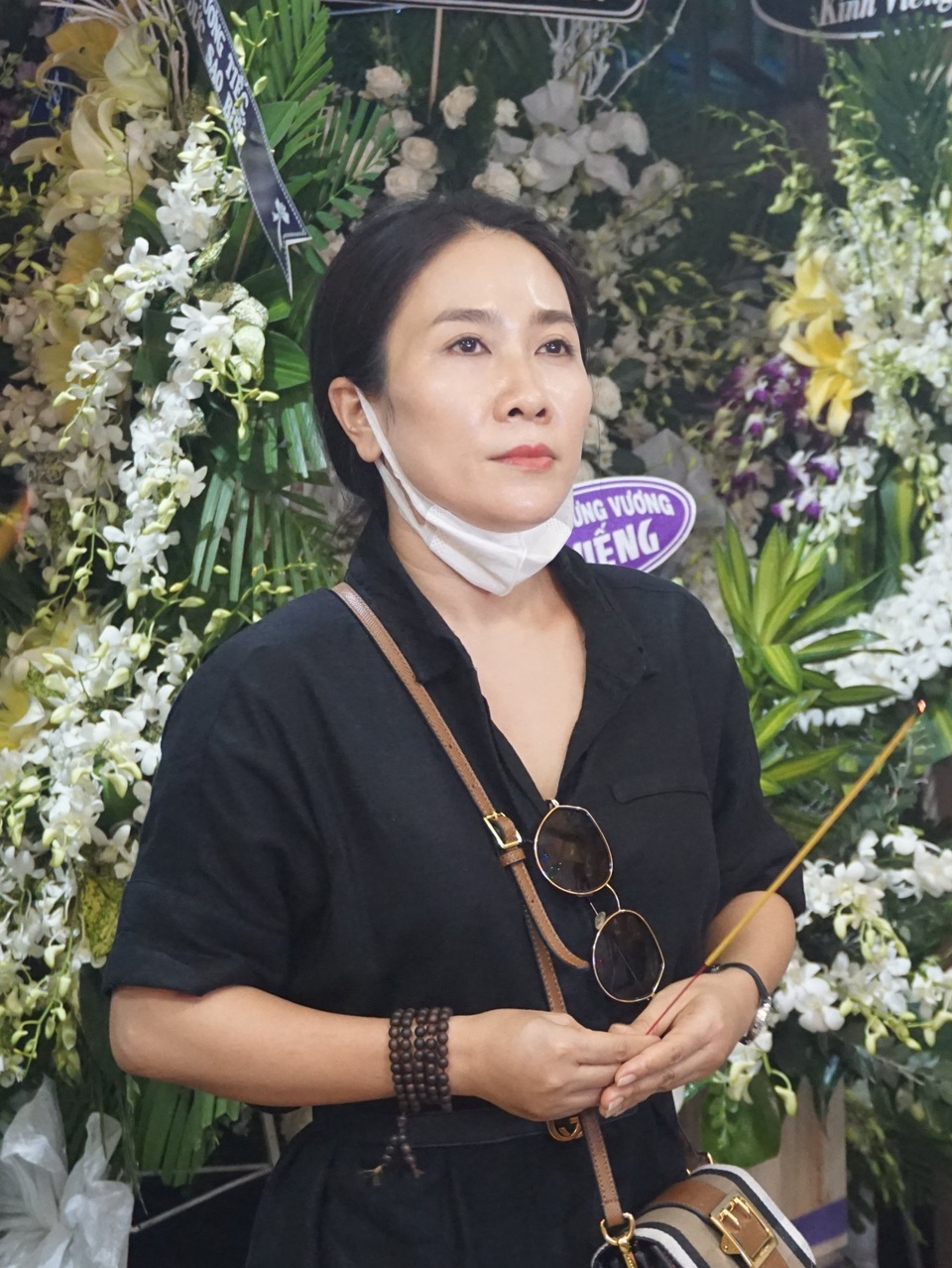 Nghệ sĩ Thanh Ngân, Vân Khánh... bật khóc khi đến viếng Vũ Đức Sao Biển - 10 Nghệ sĩ Thanh Ngân, Vân Khánh... bật khóc khi đến viếng Vũ Đức Sao Biển - 10
