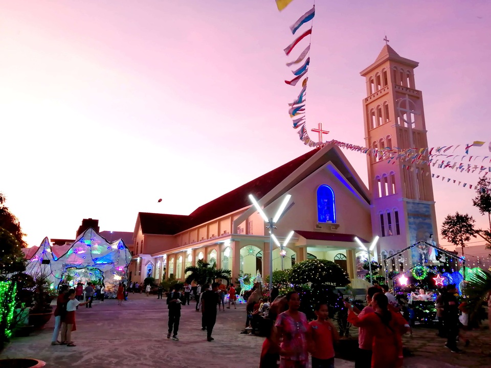 Các nhà thờ trang trí bắt mắt, đường phố đông nghịt người vui chơi đêm Noel - 27 Các nhà thờ trang trí bắt mắt, đường phố đông nghịt người vui chơi đêm Noel - 27