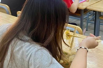 Sinh viên vừa ăn vừa học ở giảng đường, tranh cãi nên hay không?