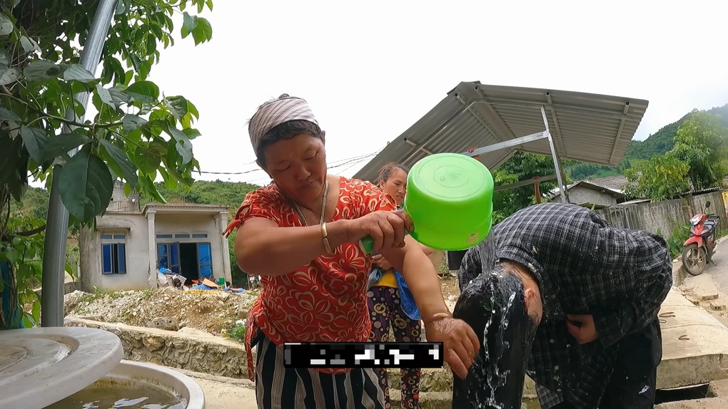 Cô gái Hàn ngã xe ở Tuyên Quang được người dân kéo lên, mời về nhà gội đầu - 4 Cô gái Hàn ngã xe ở Tuyên Quang được người dân kéo lên, mời về nhà gội đầu - 4