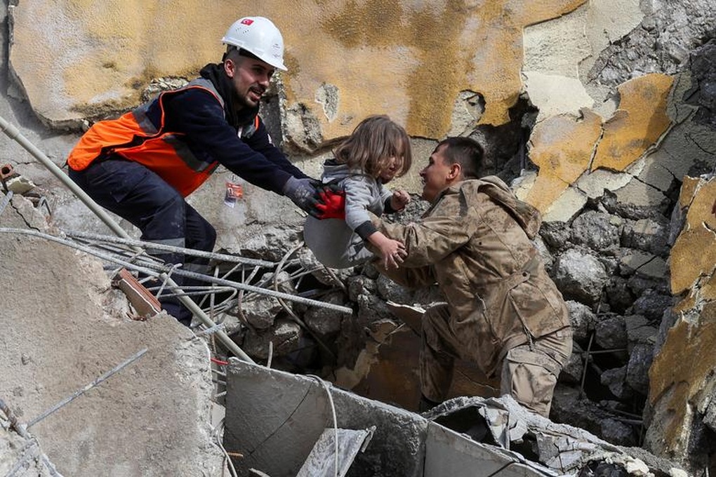 Những phép màu dưới đống đổ nát sau thảm họa động đất ở Thổ Nhĩ Kỳ, Syria - 1 Những phép màu dưới đống đổ nát sau thảm họa động đất ở Thổ Nhĩ Kỳ, Syria - 1