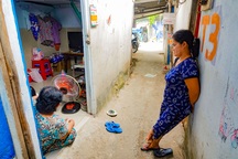 Phòng trọ như lò thiêu, lao động nghèo bật 2 quạt... ngồi thở