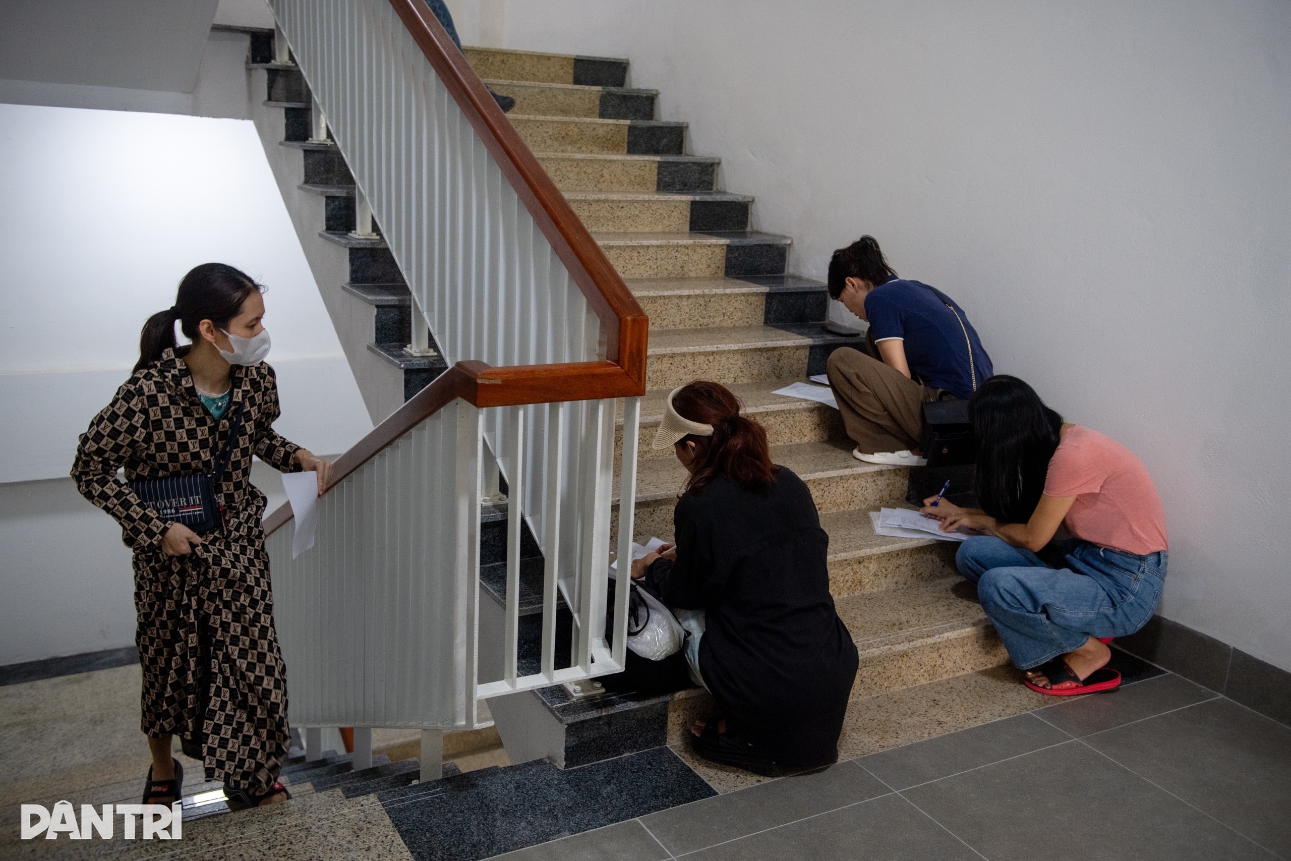 सैकड़ों अभिभावकों ने स्कूल को घेरा: नाम तु लिएम शिक्षा एवं प्रशिक्षण विभाग के प्रतिनिधि ने मांगी माफ़ी - 3 Hàng trăm phụ huynh vây trường: Đại diện Phòng GDĐT Nam Từ Liêm xin lỗi - 3