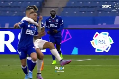 C.Ronaldo kẹp cổ, quật ngã đối thủ, để lại hình ảnh xấu xí