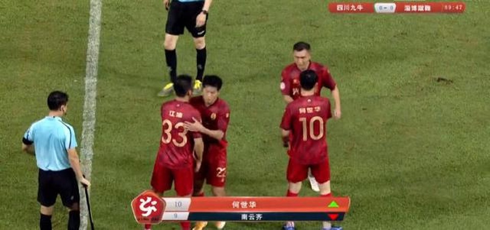 Báo Trung Quốc xấu hổ, gọi những ông chủ bụng phệ chơi bóng là sự sỉ nhục - 2 Báo Trung Quốc xấu hổ, gọi những ông chủ bụng phệ chơi bóng là sự sỉ nhục - 2