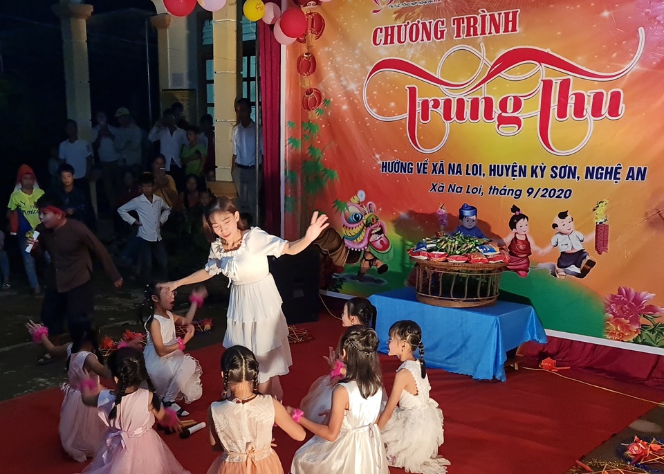 Vượt hơn 300 km, tổ chức Trung thu sớm cho trẻ em vùng biên giới xứ Nghệ - 4 Vượt hơn 300 km, tổ chức Trung thu sớm cho trẻ em vùng biên giới xứ Nghệ - 4
