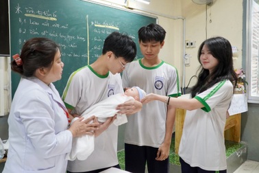 Lớp học "bảo mẫu" bất đắc dĩ: Lóng ngóng tập tắm cho trẻ sơ sinh