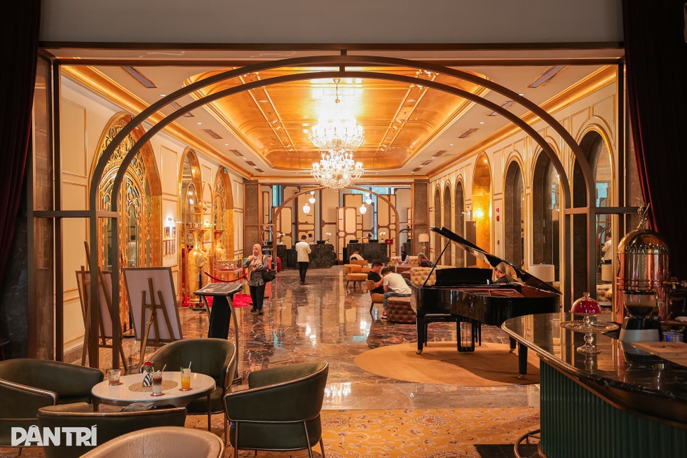 Hà Nội: Trải nghiệm cà phê trứng dát vàng 24K khiến khách Tây thích thú - 2