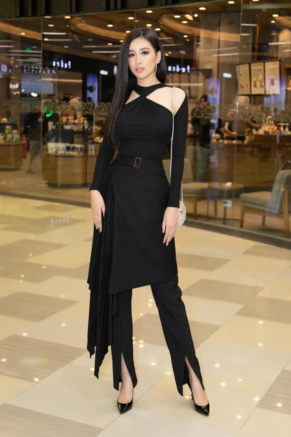 Đỗ Mỹ Linh, Vũ Ngọc Anh… bị soi vì trang phục phản cảm - 10 Đỗ Mỹ Linh, Vũ Ngọc Anh… bị soi vì trang phục phản cảm - 10
