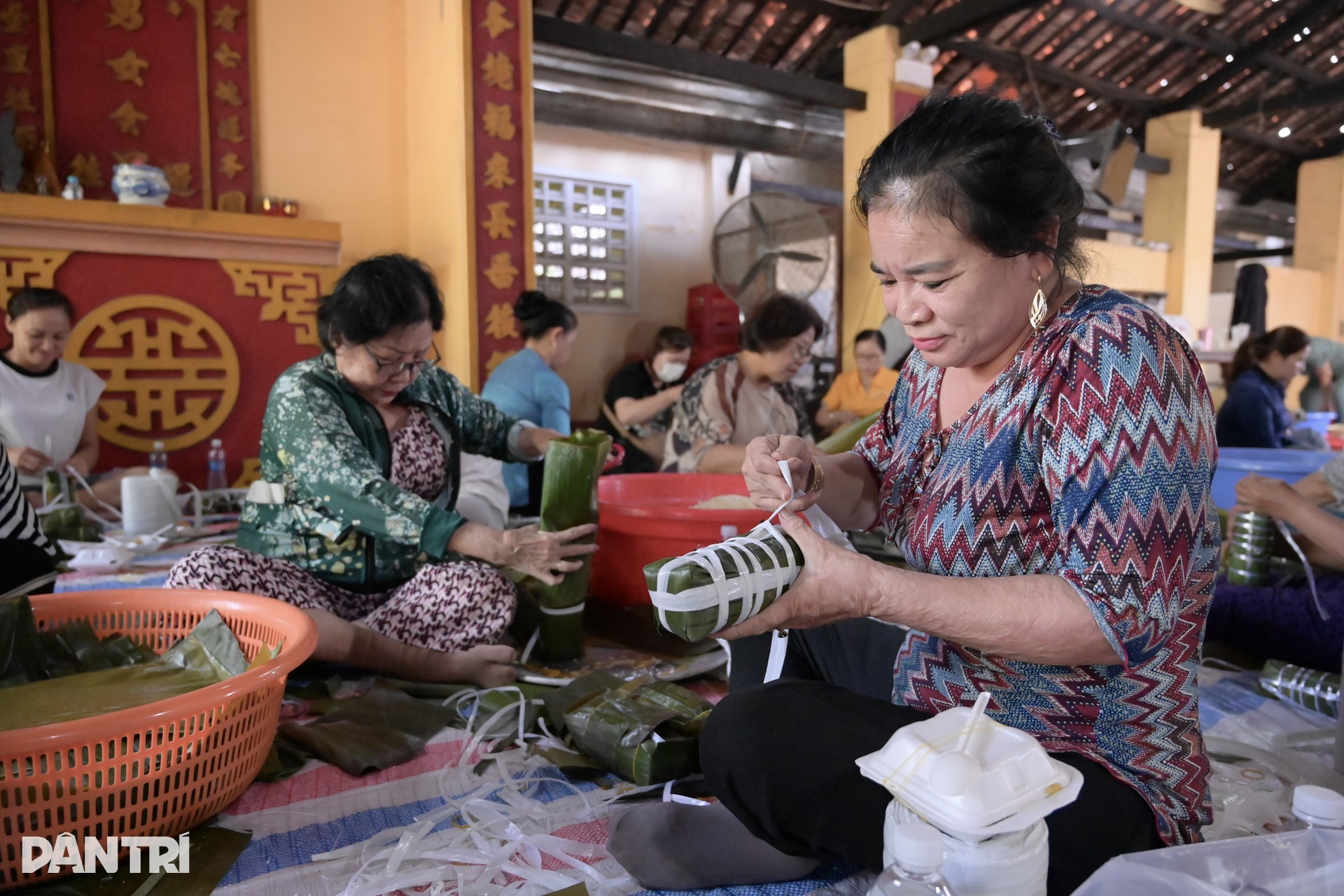 Người dân TPHCM gói bánh tét, hát động viên miền Trung vượt lũ - 6