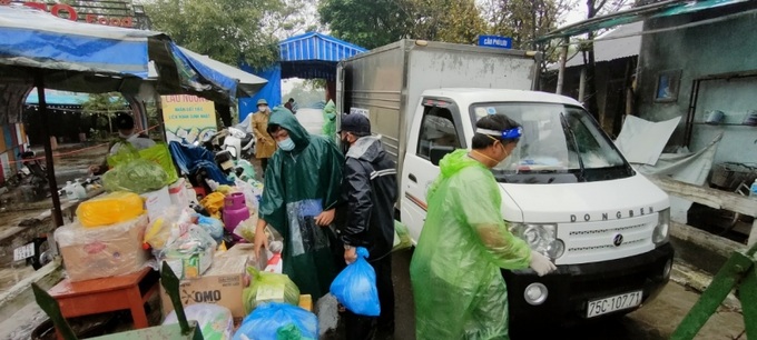 Lực lượng chức năng giúp phân loại hàng hoá và phân phát đến người dân
