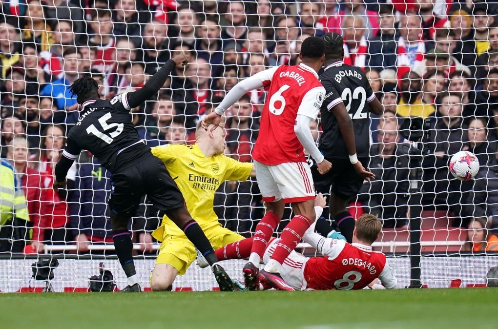 Arsenal tăng khoảng cách với Man City lên 8 điểm - 3 Arsenal tăng khoảng cách với Man City lên 8 điểm - 3
