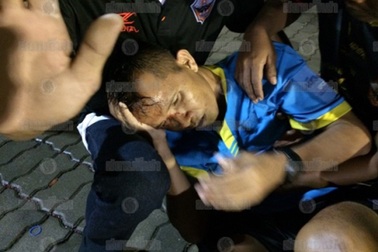 CĐV Thái Lan truy sát, đánh vỡ đầu trọng tài