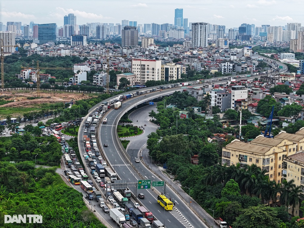 Hà Nội: Bốn ô tô va chạm trên cầu Thăng Long, ùn tắc kéo dài nhiều cây số - 2