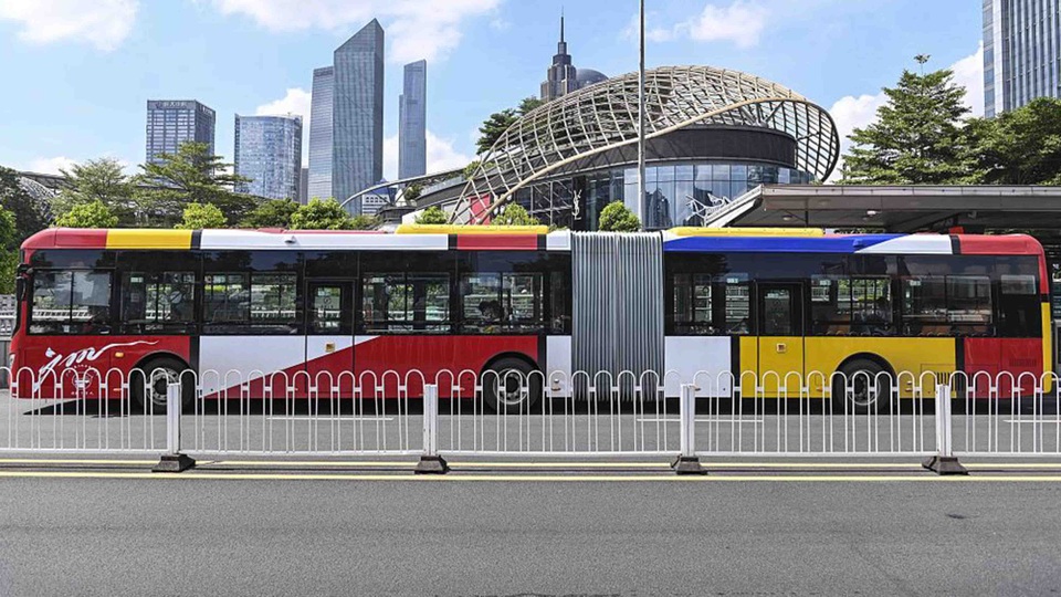 Trung Quốc trình làng mẫu xe bus điện siêu dài tới 18 m - 2 Trung Quốc trình làng mẫu xe bus điện siêu dài tới 18 m - 2