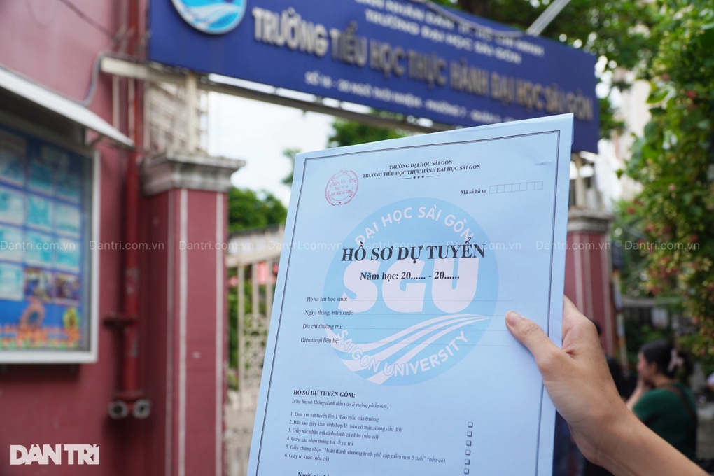 Hóa giải cảnh phụ huynh ở TPHCM xếp hàng xuyên đêm mua hồ sơ vào lớp 1 - 1 Hóa giải cảnh phụ huynh ở TPHCM xếp hàng xuyên đêm mua hồ sơ vào lớp 1 - 1
