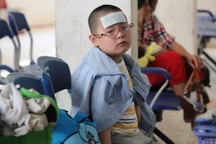 Nắng nóng, phụ huynh tăng cường quạt, tiếp nước cho bệnh nhi