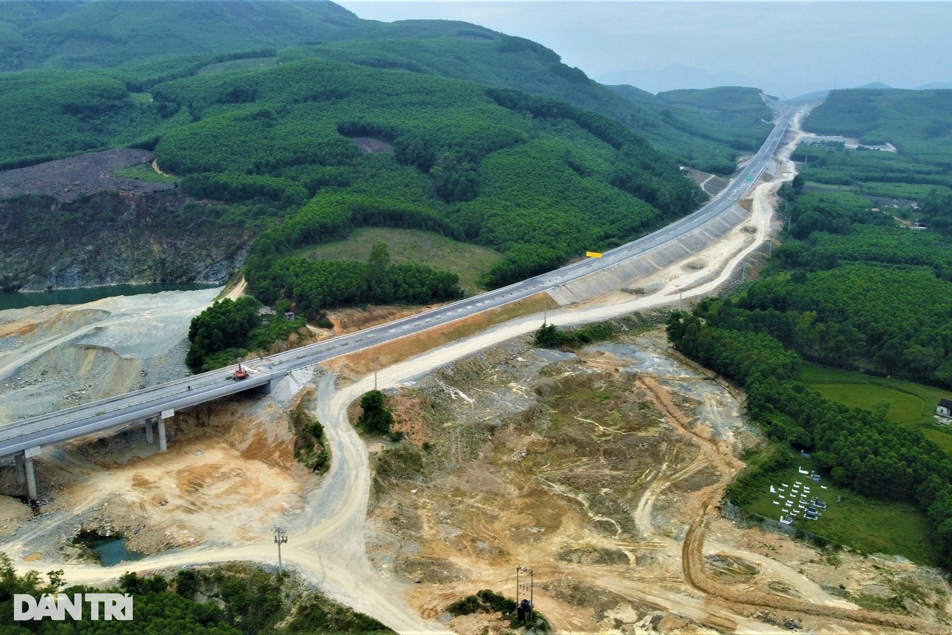 Toàn cảnh cao tốc kết nối đến phía nam Hà Tĩnh, nhiều đoạn xuyên đồi - 2 Toàn cảnh cao tốc kết nối đến phía nam Hà Tĩnh, nhiều đoạn xuyên đồi - 2