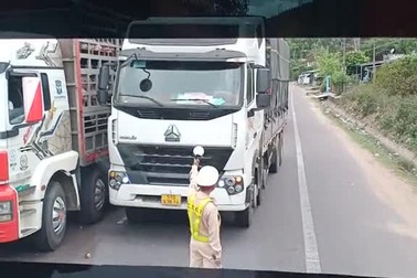 Xe tải lấn làn vượt ẩu lập tức gặp bài học thích đáng