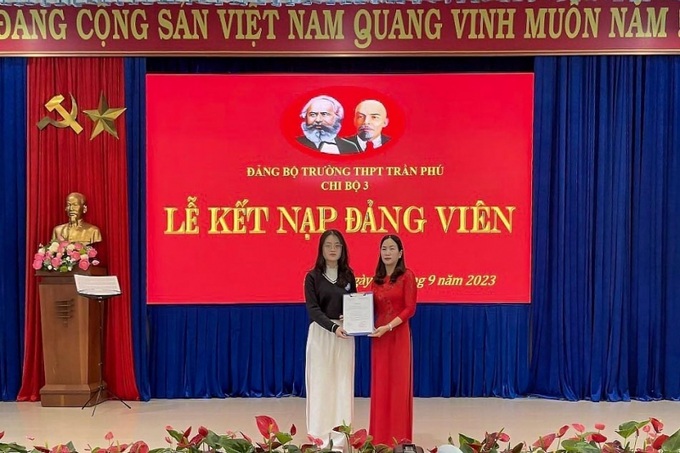 Bí thư Chi bộ 3 thuộc Đảng bộ Trường THPT Trần Phú, TP. Đà Lạt trao Quyết định kết nạp đảng viên mới cho đồng chí Lê Nguyễn Khánh Băng
